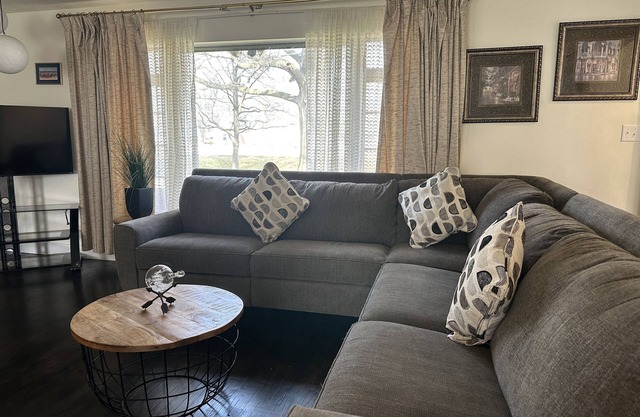 Private 4 BDRM -3 BTHS house, 5 Miles from Downtown #2 ❤️