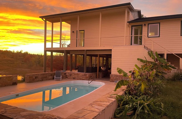 Private 40 Acre Ranch House/3 Acre Lake with Pool and Hot-tub/Near Bastrop