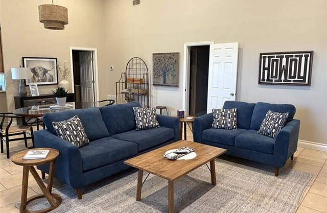 PRIVATE! 900 SF Charming & Spacious Barn-dominium Experience
