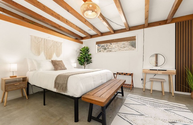 Private and secluded desert cabin with views. Close to JTNP and Pioneertown