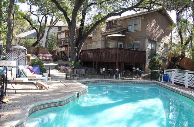 Private Austin Oasis, sleeps 10+, 4 Rooms, Game, Campfire, Playscape, Pool, Tent