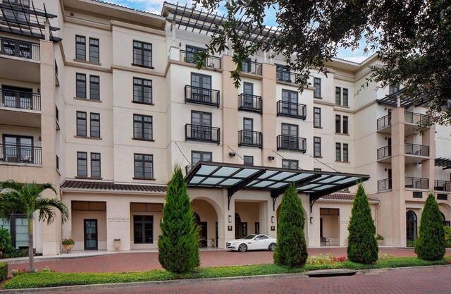 Private Balcony in Award Winning Hotel, Roof-top Pool, Close to Rollins College