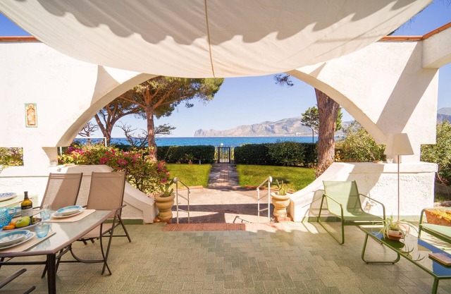 Private beach, exclusive residence, view of the gulf, smell of the sea!