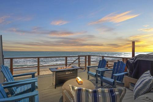 Private beach toes on the Sand Waterworld