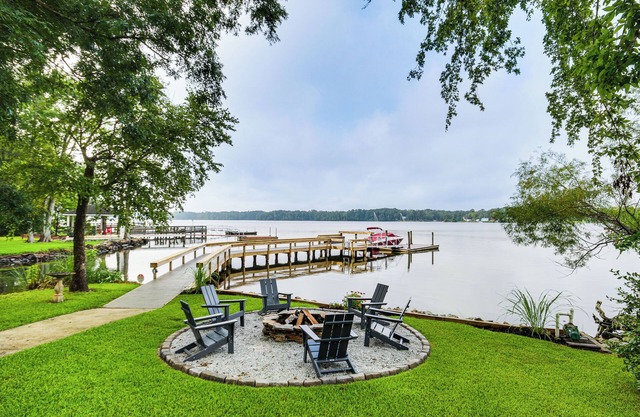 Private Boat Dock: Waterfront Lake Murray Haven