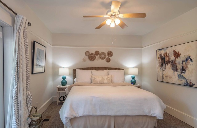 Private bungalow with AC in charming Roseburg