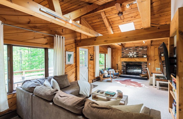 Private cabin: 7 mins to slopes, wood fireplace