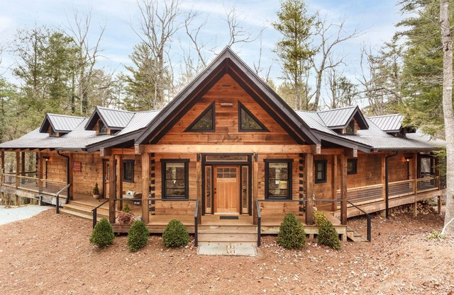 Private Cabin of Rustic Elegance with Modern Amenities in the Heart of Flat Rock