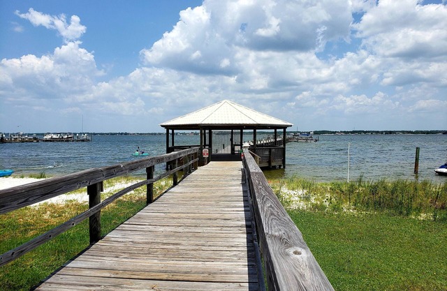 Private Community Pier. Steps from the beach. Newly Renovated, Beautiful Decor.