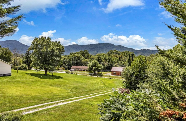 Private, cozy home - Handicapped Accessible no by- with great views