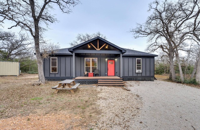 Private Deck & Forest Setting: Waelder Cabin!