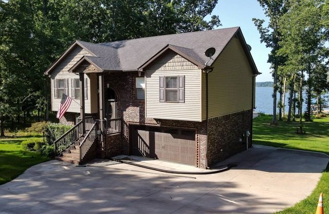 PRIVATE DOCK, LAKEFRONT, QUIET COVE, EASY LAKE ACCESS FLAT NO STEPS