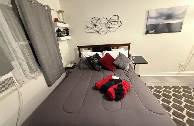 Private entrance guest suit in Old Seminole Heights with a short walk to stadium