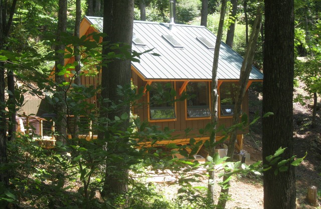 Private Getaway-17 miles to Asheville, Hot Tub & Fireplace, Pet Friendly