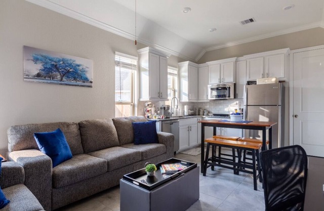Private Guest Apt with King Bed! and Screaming Fast Internet!