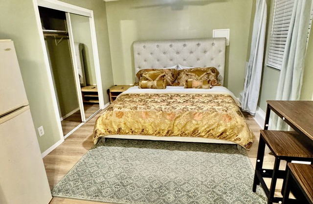 Private guest suite with kitchen