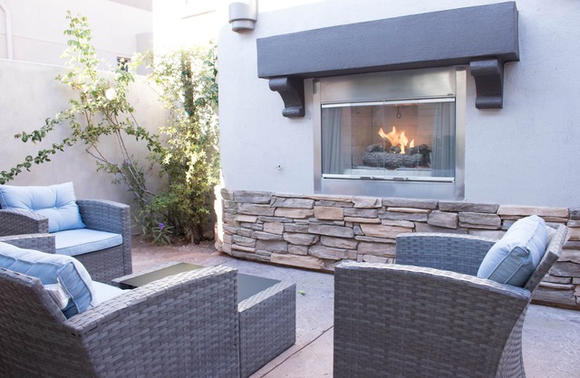 Private guesthouse in upscale community, courtyard retreat w/fireplace