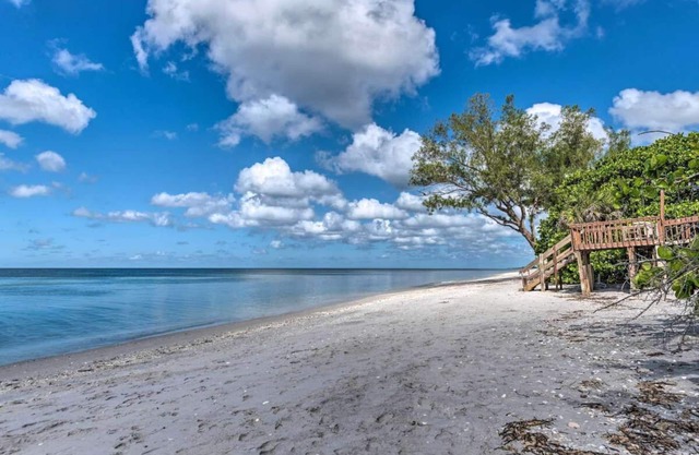 Private Gulf Beach-4 BRs- Luxury Cottage, Pet Friendly-Kayaks & SUPs-Grill