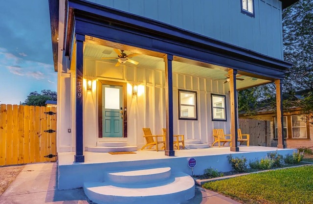 Private Home Near Alamodome 5 bedrooms 4.5 Bathrooms!