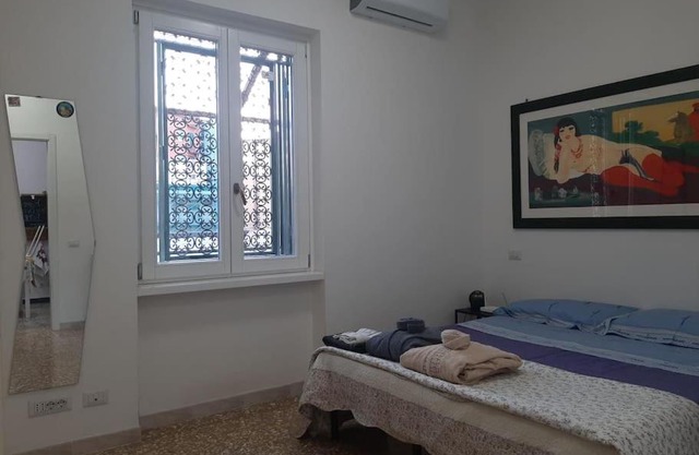 Private home next to the metro with large terrace