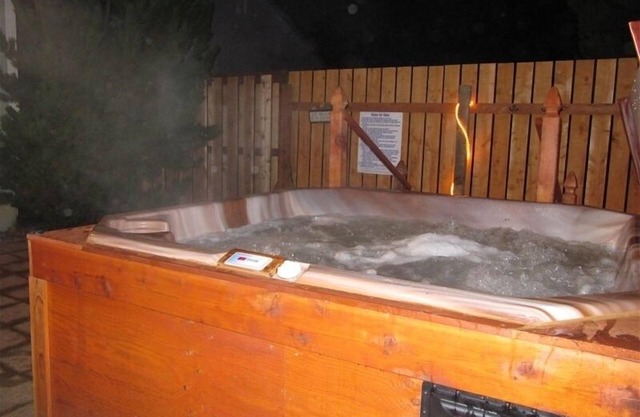 Private hot tub, 2 bedrooms and a short walk to the beach