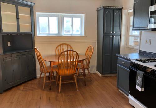 Private house with 3 bedrooms and 1 bathroom and free parking convenient to NYC Manhattan bus and train