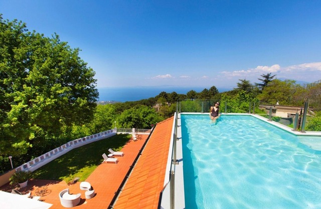Private Pool and Sea view