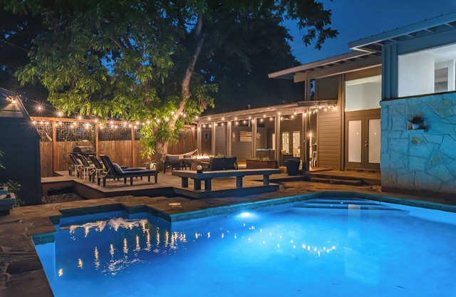 Private Jetted POOL, Firepit & BBQ in a Stunning House By Airport