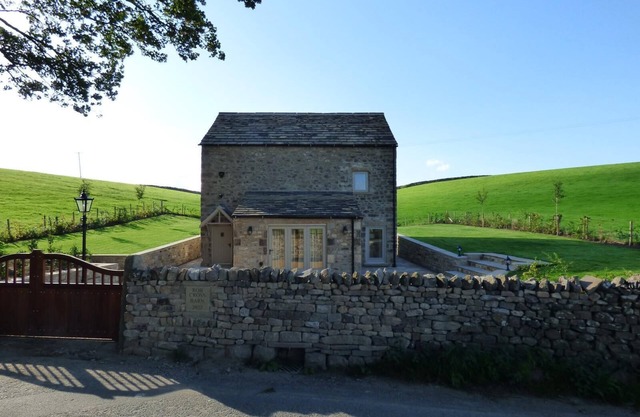 PRIVATE LUXURY Barn Stay with Hot Tub and OUTDOOR ENTERTAINMENT, YORKSHIRE DALES