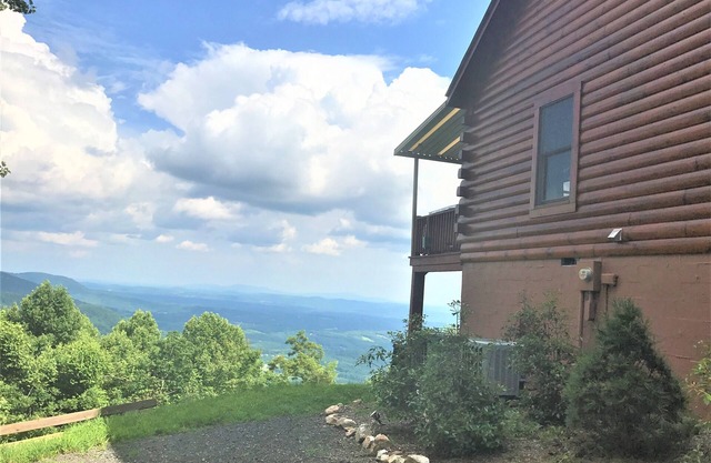 Private Mountain Top Cabin on Blue Ridge Parkway; Amazing View of 7 NC/VA cities