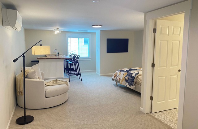 Private, Newly Renovated Studio