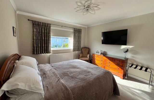 Private parking,4 minutes walking to bus station, train station and town centre