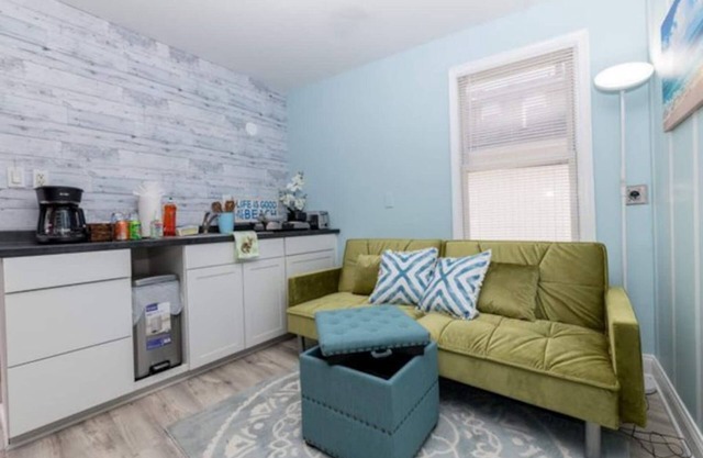 Private Patio Cozy Apt + fireplace + Queen Bed