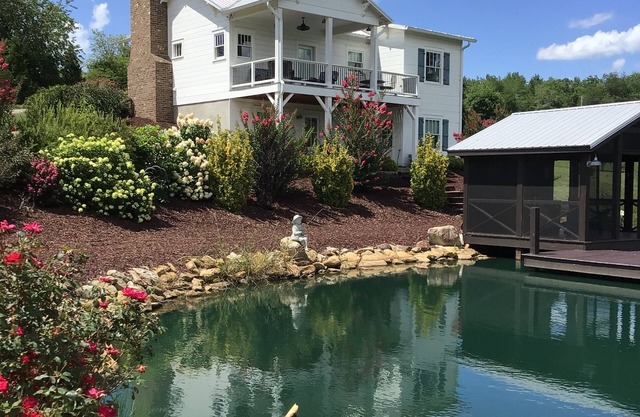 Private Pond! Drink in the Beauty! Hiraeth Hill Cottage. Asheville rental!