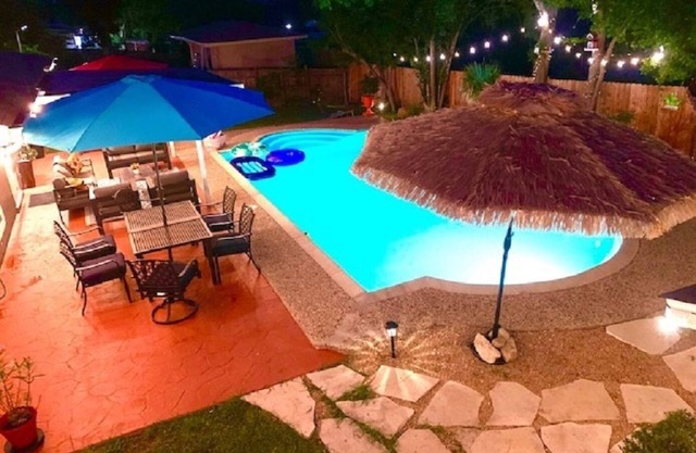 Private Pool and game Rm,close to seaworld,Lackland,six flags.
