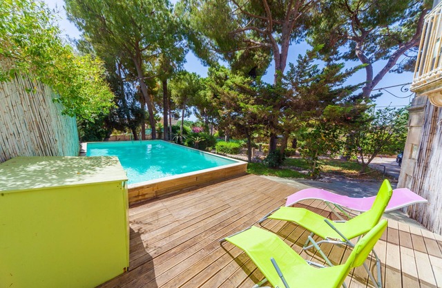 Private Pool, downtown Syracuse, prestigious