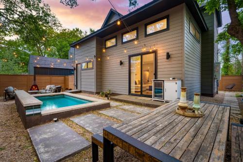 Private Pool Firepit Patio Steps to East Austin Dining Music Art Murals