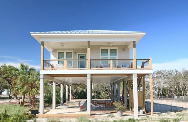Private pool! Steps from the Beach, Pet Friendly