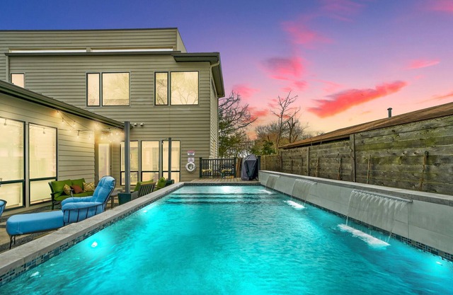 Private Pool, Walk to DT, LOW Winter + SXSW Rates!