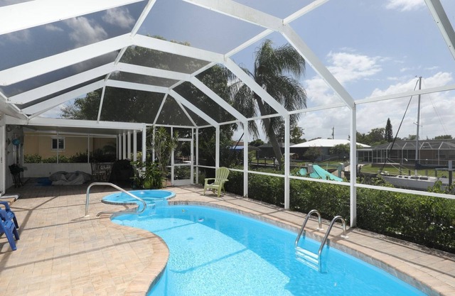 Private Pool with Water View, BBQ, Private Dock