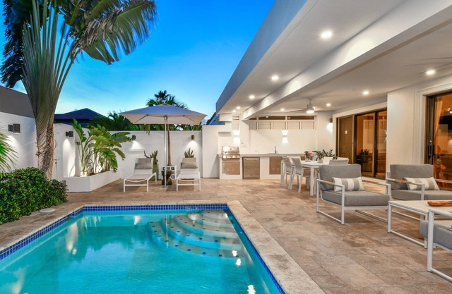 * PRIVATE POOL & YARD in Luxury Gold Coast Villa!*