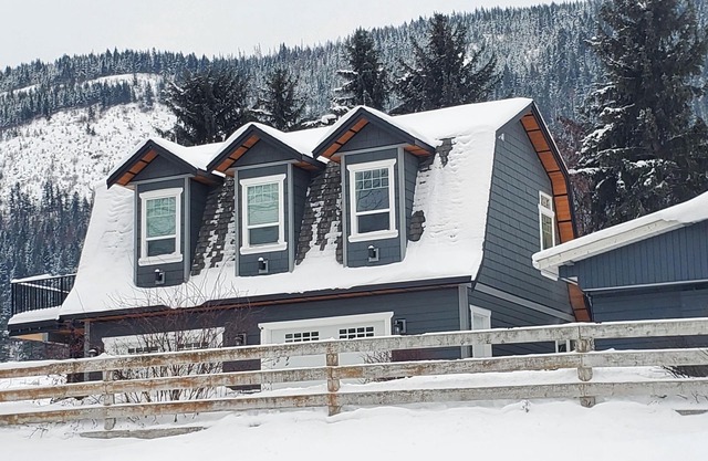 Private & Quite Country Setting - Carriage House. Light and Modern