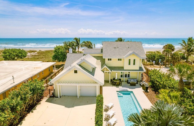 Private Resort! Beachfront home w/pool & hot tub and five en suite rooms