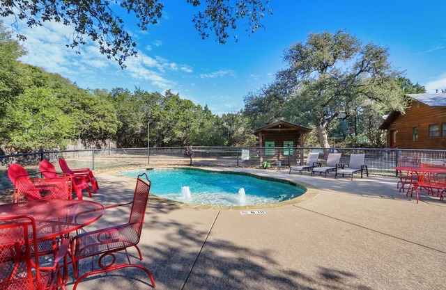 Private Resort. Pool, Fire Pit,Sleeps up to 50! Great for reunions/events