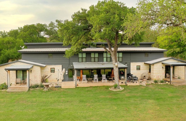 Private Riverfront, HOT TUB, Game room & 4 Patios overlooking the Guadalupe!