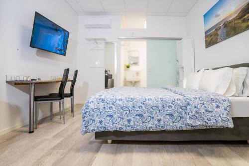 Private room #1 with King Size, ground floor, AC, only 2min to RAB