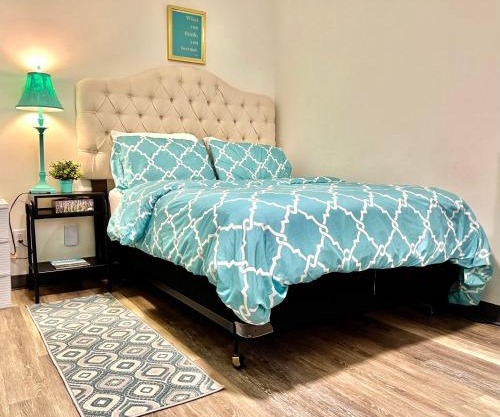 Private Room with Shared Bathroom on the 1st Floor 10 minutes walk to University of Washington