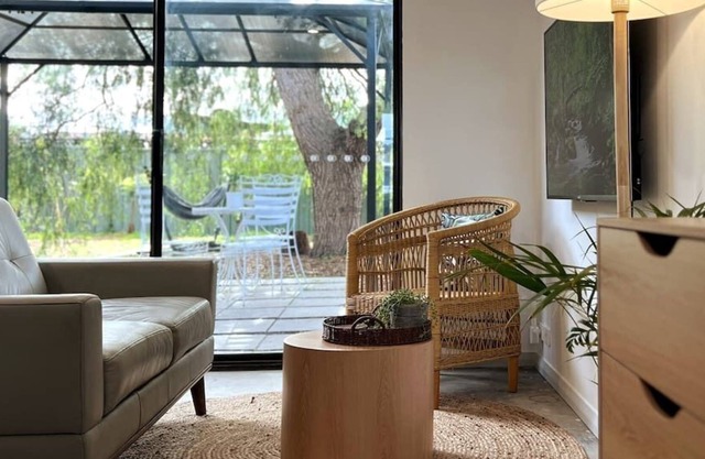 Private Rustic Studio Guesthouse