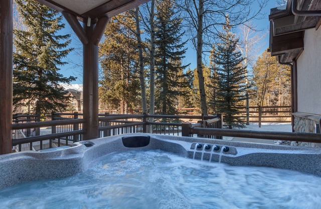 Private Salt Water Hot Tub - 5 Star Reviews - 5 Minute walk to Lifts & Town!