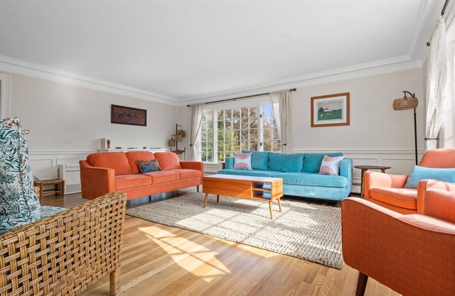 Private setting w/hiking trails, sleeps 13, a/c, minutes to area beaches